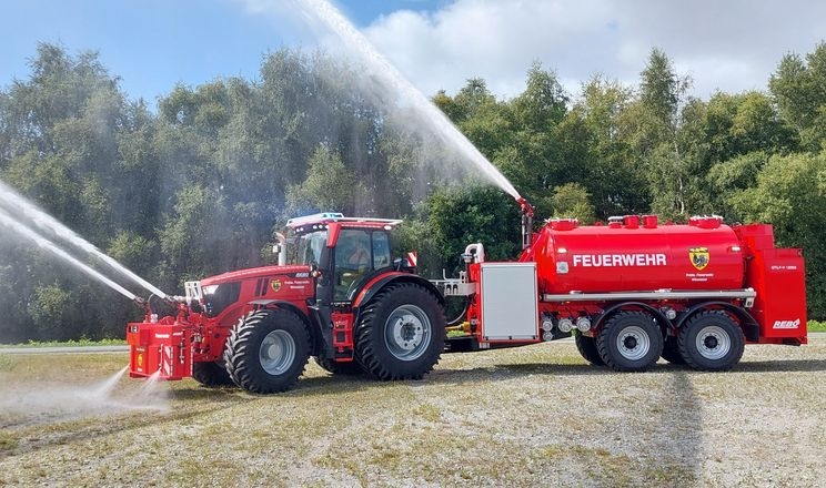 У Німеччині зробили з John Deere 6R 250 пожежний трактор