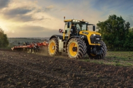 JCB представила нову серію тракторів Fastrac 6000