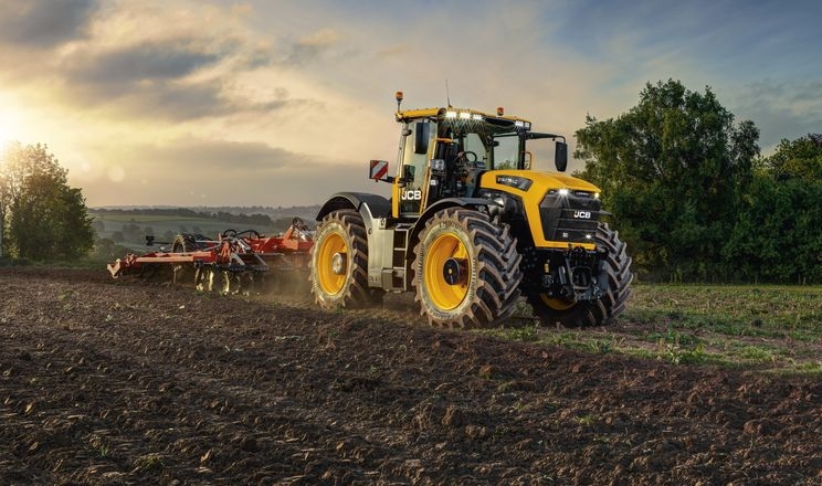 JCB представила нову серію тракторів Fastrac 6000