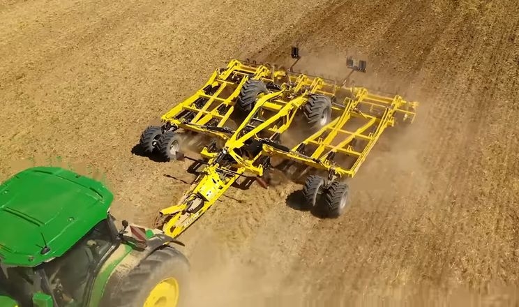 BEDNAR FENIX працює цілий рік: від стерні до глибокого рихлення