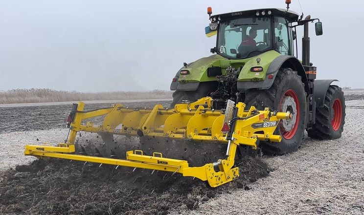 BEDNAR TERRADUO поєднує принципи глибокорозпушувача і щілювача