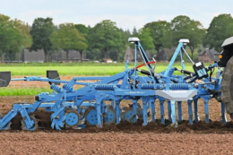 Lemken готує культиватор Karat до роботи з роботами-тракторами