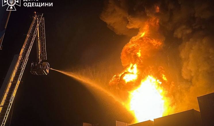 Внаслідок атаки «шахедів» в порту Одеса зайнялись контейнери з рослинною олією