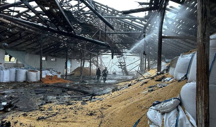 На Чернігівщині російський «шахед» влучив у склад із зерном