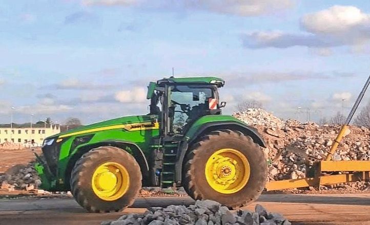 John Deere готує новий потужний трактор 8R: з’явився прототип