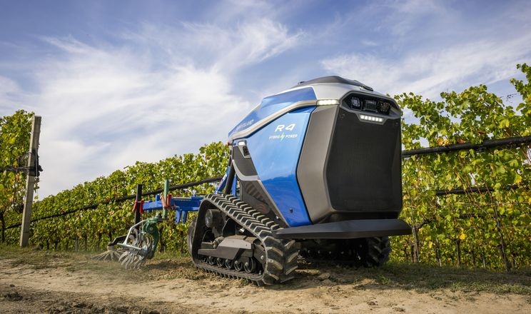 New Holland представила автономного робота для садів і виноградників