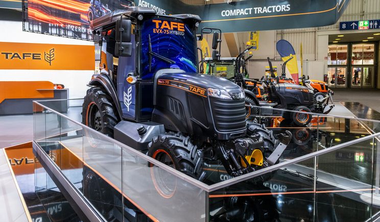 TAFE представила гібридний трактор EVX75 на Agritechnica 2025