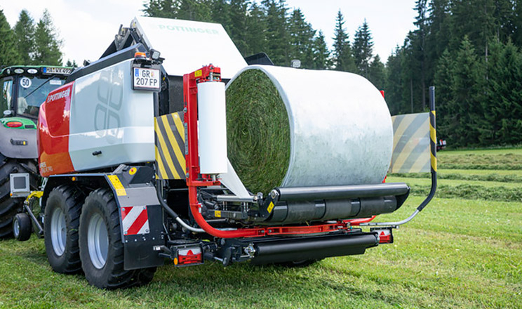 Як пакують рулони з сінажем і силосом