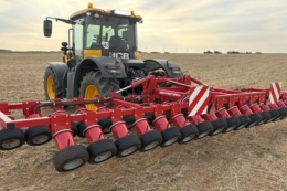 Французи винайшли шинний прополювач, який витягує бур’яни з корінням