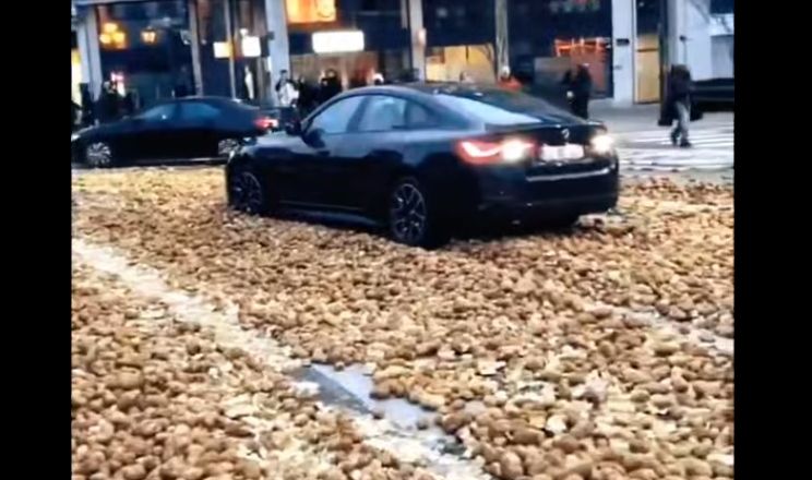 Фермери на знак протесту завалили Брюссель картоплею та буряками