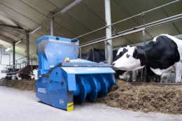 Робот EM Lizard підгортає корм та економить час фермера