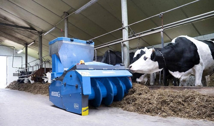 Робот EM Lizard підгортає корм та економить час фермера