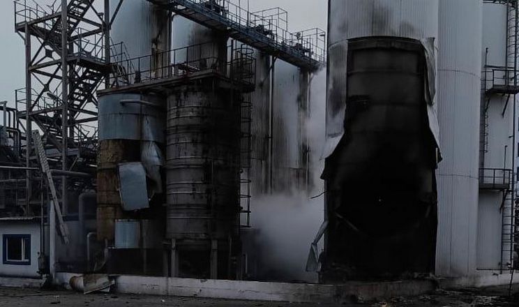 рф вчергове атакувала порти Одещини: пошкоджено цивільне судно та резервуари з олією