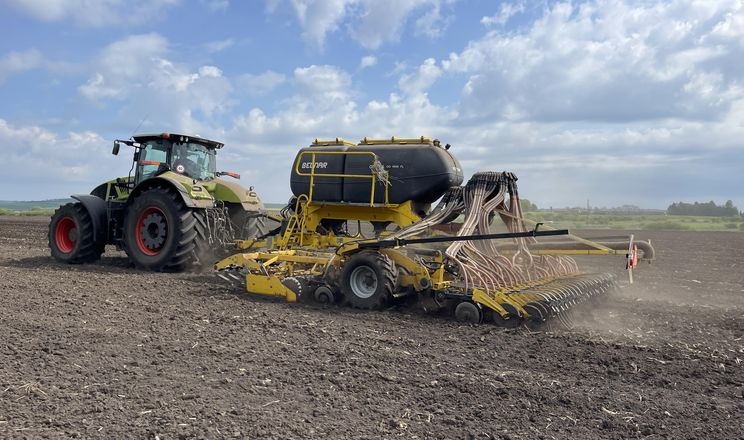 Універсальна сівалка OMEGA від BEDNAR 6 років рятує посівну на Львівщині