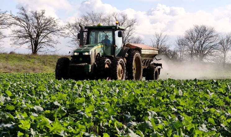 Господарства Tekom Agro Group вносять сульфат амонію на посіви озимих
