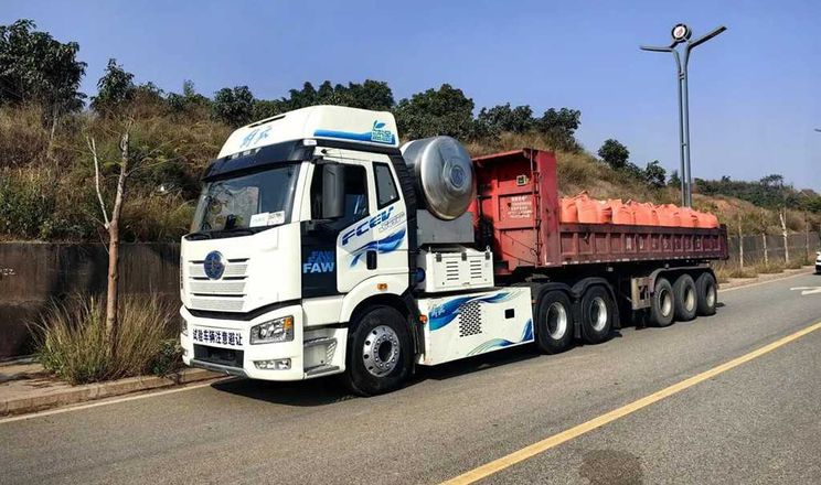 Вантажівка FAW проїжджає на одній заправці рідкого водня 1000 км