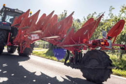 Новий плуг Kuhn Master M: безпечне транспортування