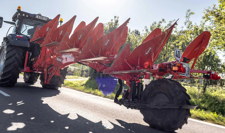 Новий плуг Kuhn Master M: безпечне транспортування