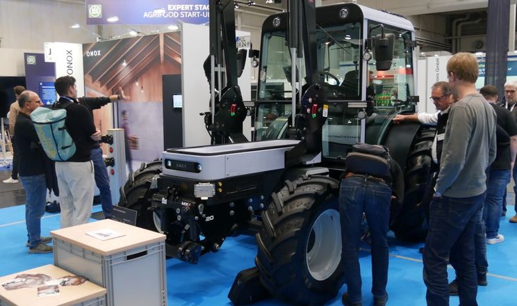 Onox розробив електротрактор із системою змінних батарей