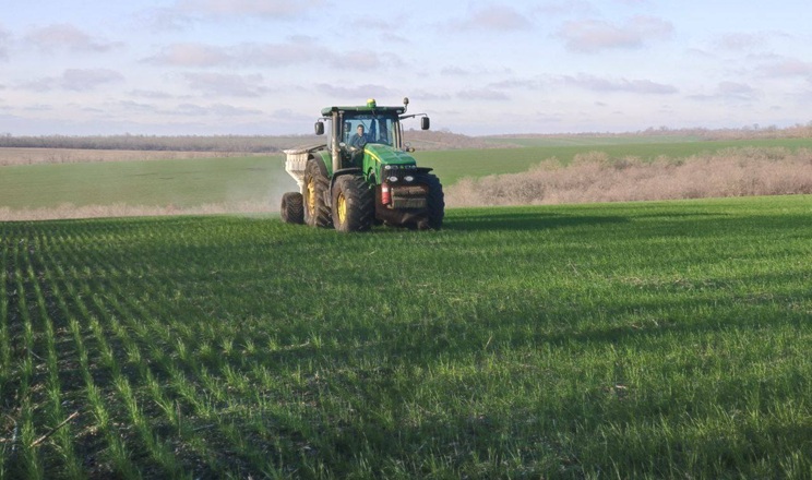 У Tekom Agro Group вносять сульфат амонію по мерзлоталому ґрунту