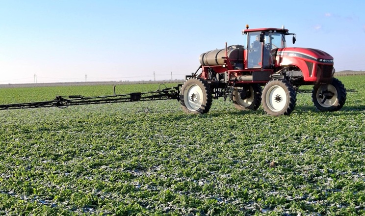 Підживлення озимого ріпаку по мерзлоталому ґрунту розпочали в Tekom Agro Group