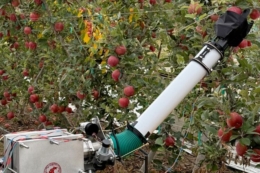 У США розробили надувну роборуку для збору яблук
