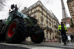 Французьскі фермери заблокували тракторами дороги напередодні голосування ЄК щодо торговельної угоди з МЕРКОСУР