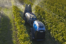 New Holland представила автономного робота R4 для садів та виноградників