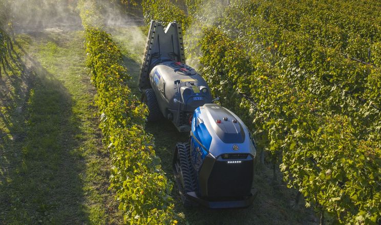 New Holland представила автономного робота R4 для садів та виноградників