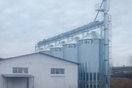 Закарпатське птахогосподарство встановило ємності для зберігання зерна