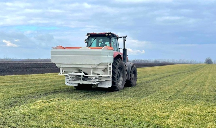 «Агропросперіс» підживлює озимі та починає сівбу ярих