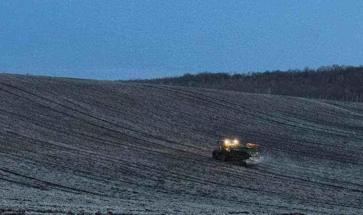 На полях «Агропросперіс» триває закриття вологи та підживлення озимих
