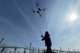 Дрон проклав сталеві троси над садом