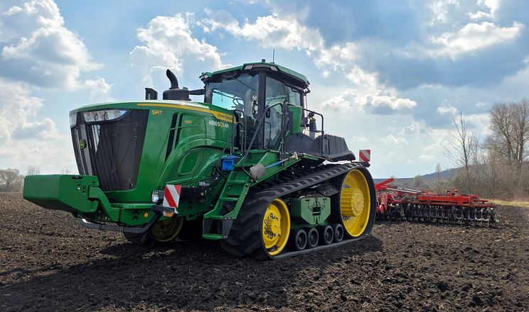 «МХП-Урожайна країна» поповнила техпарк новими тракторами та вантажівками