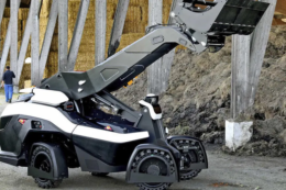 Електричний навантажувач Liebherr навчився самостійно годувати біогазову установку