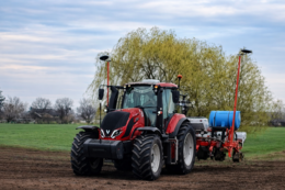 «Сімейні молочні ферми» розпочали посівну: холоди зсунули графік польових робіт