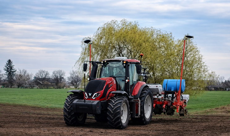 «Сімейні молочні ферми» розпочали посівну: холоди зсунули графік польових робіт