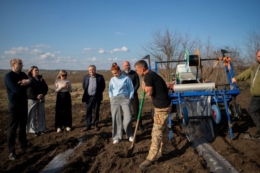 На Одещині ветеран вирощує у теплицях кавуни та зелень&nbsp;