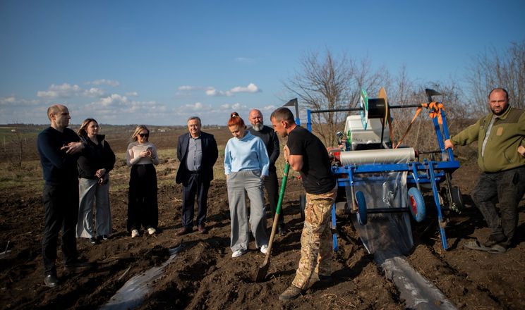 На Одещині ветеран вирощує у теплицях кавуни та зелень&nbsp;