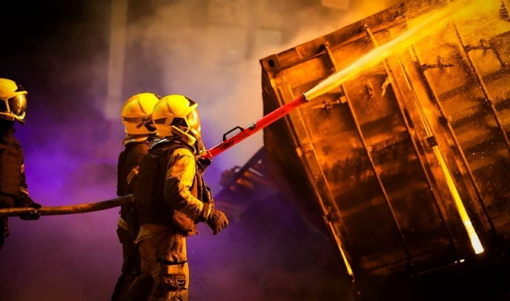 Атака ворожих БпЛА спричинила загоряння контейнерів із соняшниковою олією в порту Одещини