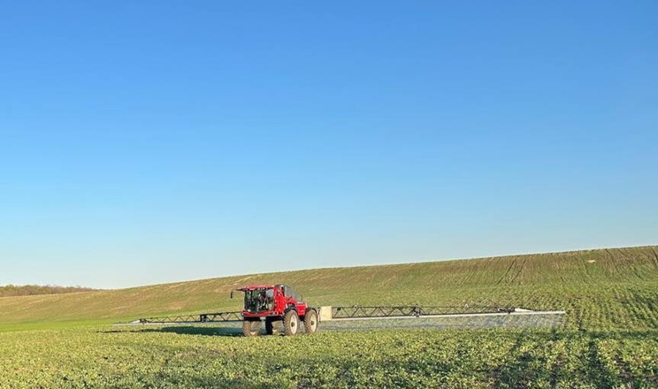 Захист посівів виконують в Tekom Agro Group: низку препаратів замінили