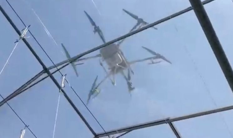 Дрони стабілізують клімат у теплицях точним напиленням