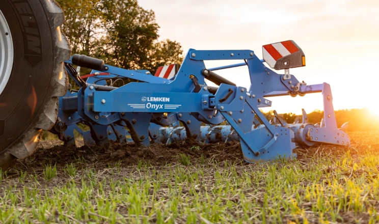 В Україну завезли перший глибокорозпушувач Lemken Onyx