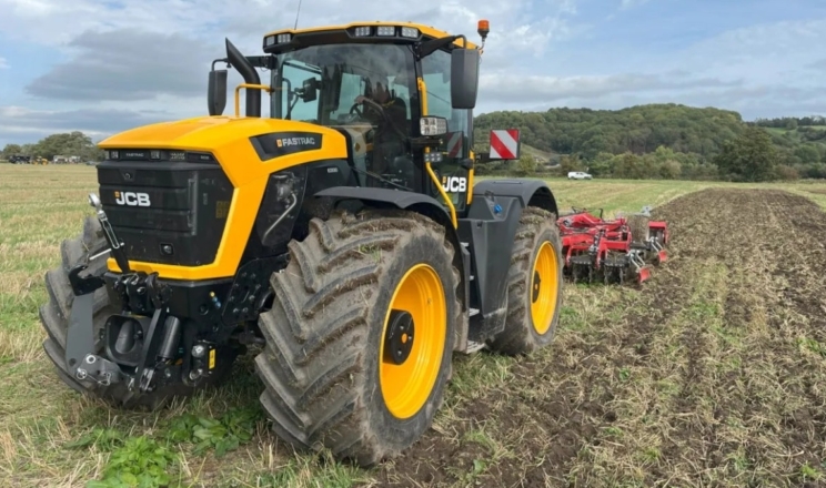 JCB демонструє новий трактор Fastrac 6300 потужністю 335 к.с.