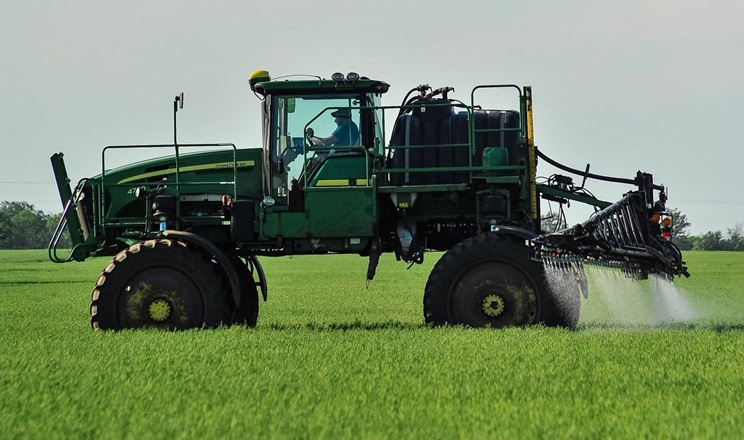 Господарства Tekom Agro Group виконали інсектицидний захист олійного льону