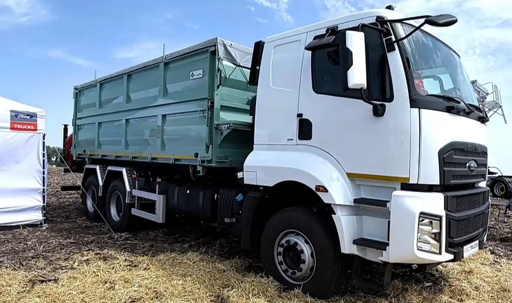 В Україні створили новий самоскид-зерновоз з маніпулятором на шасі Ford Trucks
