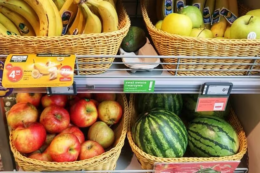 Польська мережа Żabka запустила продаж фруктів та овочів поштучно
