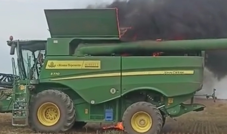 На Херсонщині російські дрони знищили в господарстві останній комбайн John Deere 