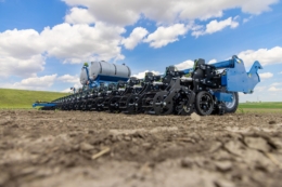 Kinze і Yetter запустили у виробництво агрегат смугового обробітку Falcon SF700