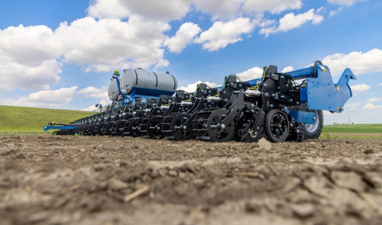 Kinze і Yetter запустили у виробництво агрегат смугового обробітку Falcon SF700